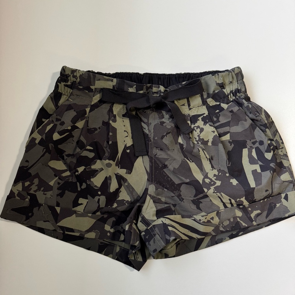 Lululemon Athletica Black and Green Patterned Spring Break Away Shorts Size 4 - Picture 4 of 9